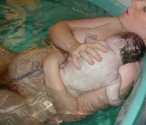 waterbirth_babe_arms02